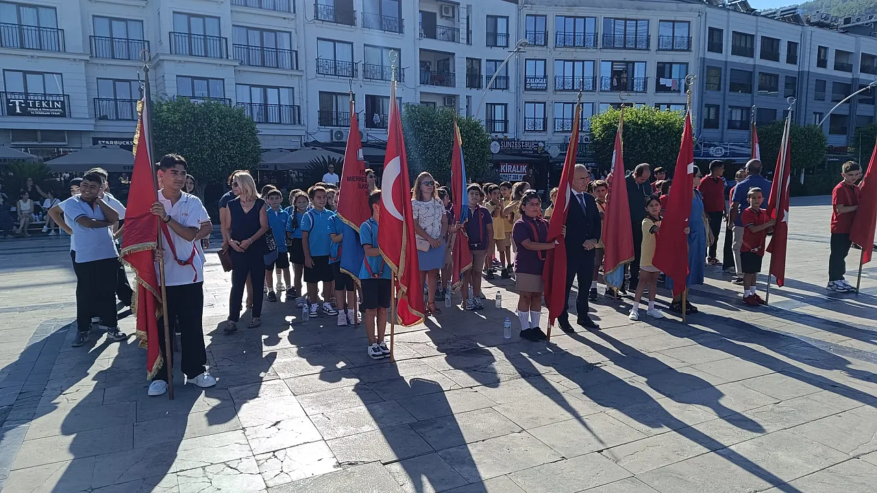 Fethiye'de İlköğretim Haftası çelenk töreniyle başladı
