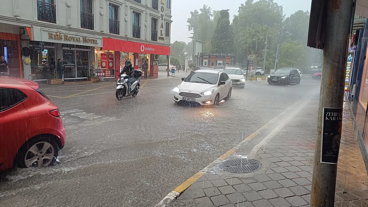 Fethiye'de sağanak yağış hayatı olumsuz etkiledi