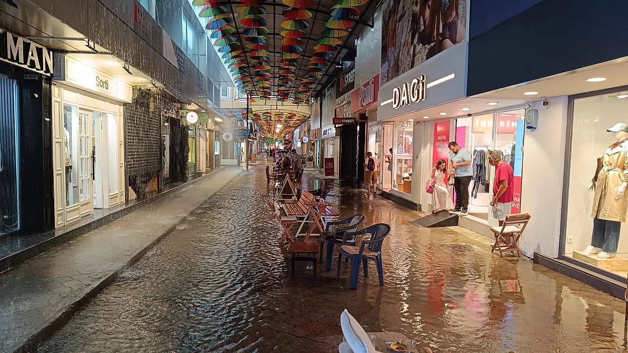 Fethiye'de sağanak yağış hayatı olumsuz etkiledi