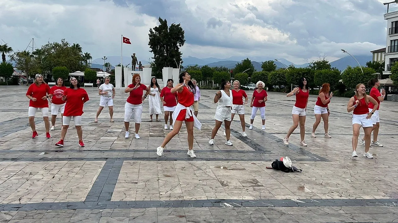 Fethiye'de Rus dans grubundan renkli gösteri