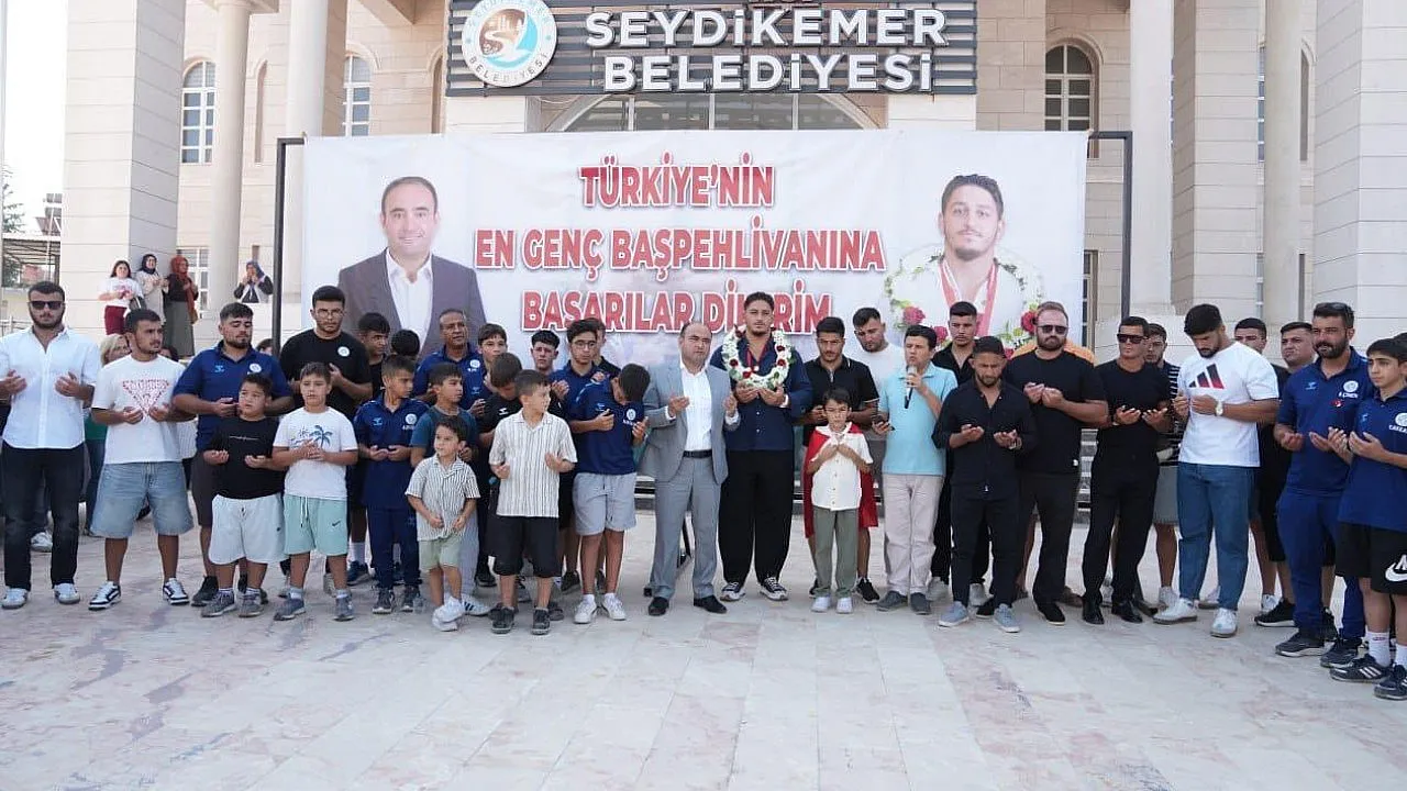 Seydikemer, Türkiye'nin En Genç Başpehlivanı Muhammed Enes Özcan'ı Coşkuyla Karşıladı