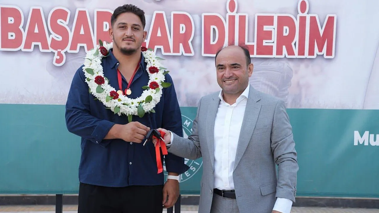 Seydikemer, Türkiye'nin En Genç Başpehlivanı Muhammed Enes Özcan'ı Coşkuyla Karşıladı