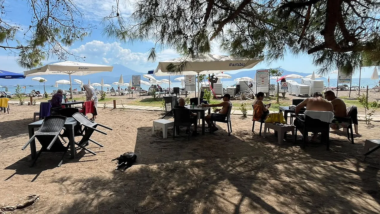 Fethiye Akmaz Halk Plajı'nda sezon eylülde de devam ediyor