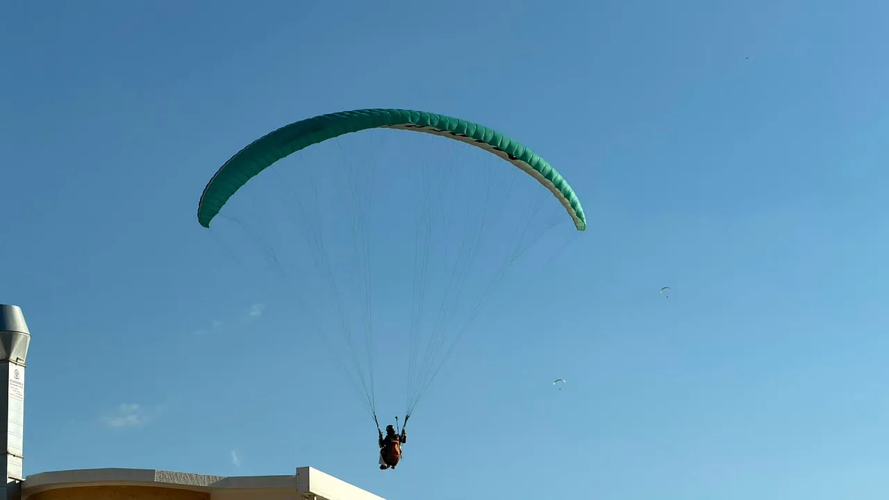 Ölüdeniz'de çarşıda ve gökyüzünde hareketlilik sürüyor