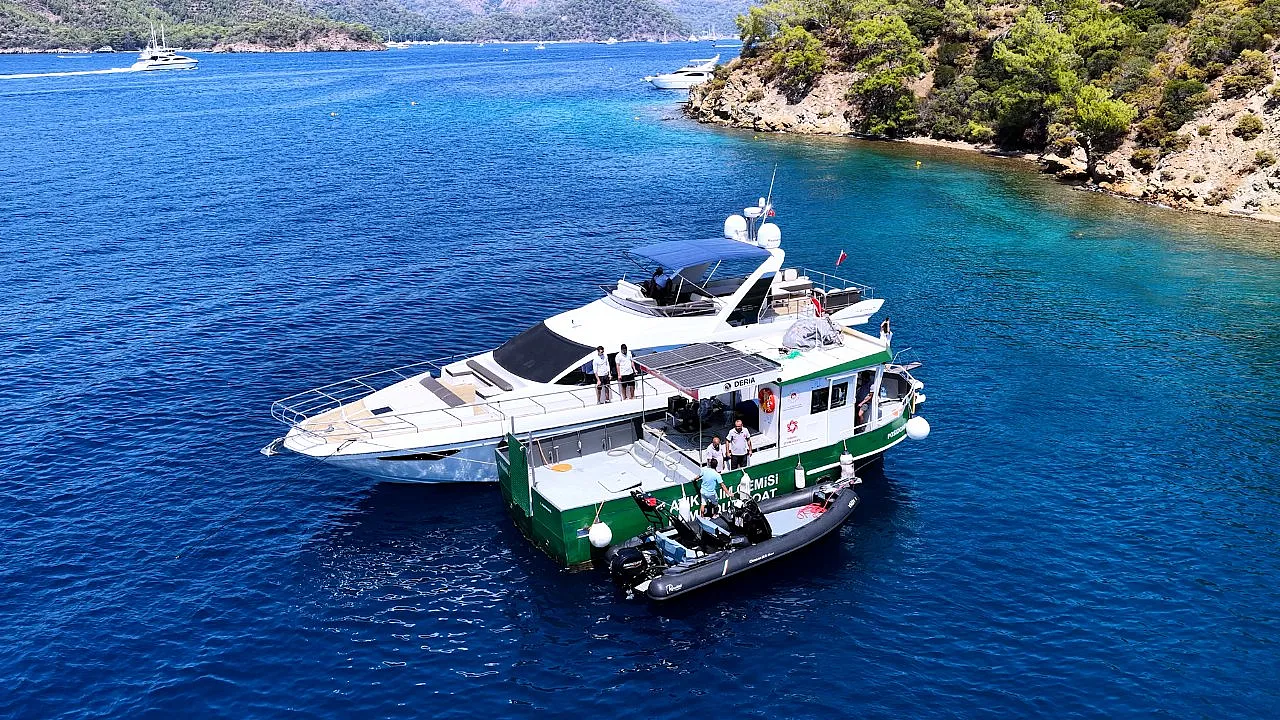 Bakan Kurum, Fethiye'deki deniz süpürgesi ve atık alım gemisinden görüntüler paylaştı