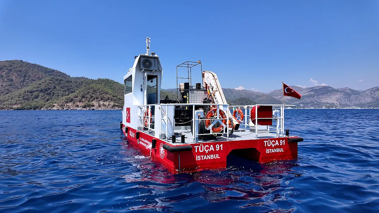 Bakan Kurum, Fethiye'deki deniz süpürgesi ve atık alım gemisinden görüntüler paylaştı