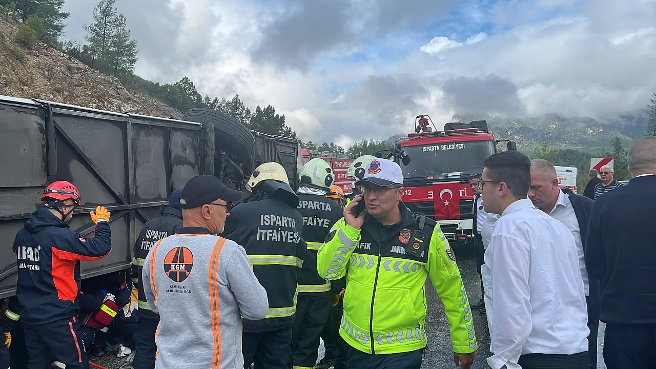 Isparta-Antalya karayolunda yolcu otobüsü devrildi: 1 ölü, 7 yaralı