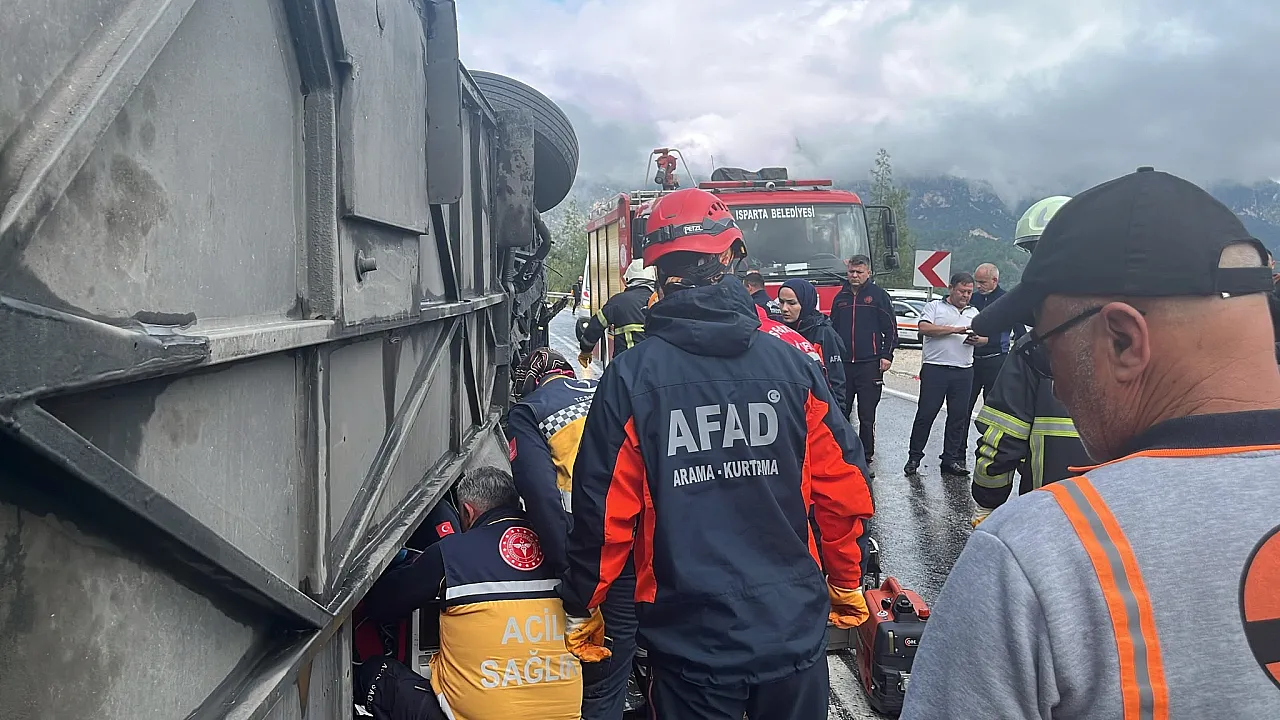 Isparta-Antalya karayolunda yolcu otobüsü devrildi: 1 ölü, 7 yaralı