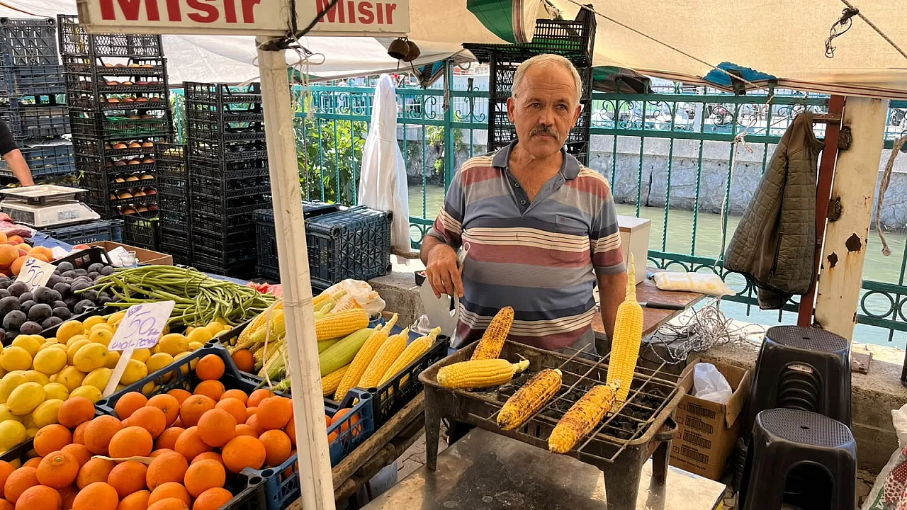 Fethiye Salı Pazarı'nın lezzeti köz mısır: 'Yiyen bir daha geliyor'