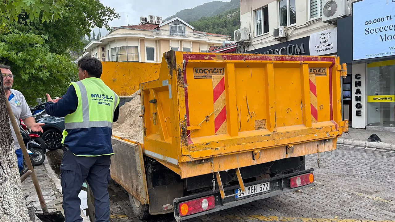 Fethiye'de deforme olan kaldırım parkeleri yenileniyor