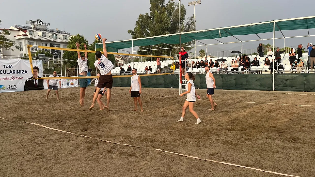 Fethiye'de plaj voleybolunda kupayı 'Ada Sahilleri' kaldırdı