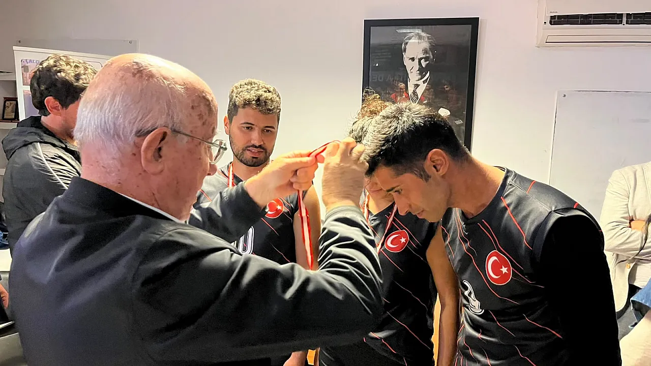 Fethiye'de plaj voleybolunda kupayı 'Ada Sahilleri' kaldırdı