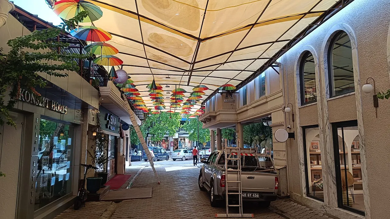 Fethiye'de yağmurun ardından Şemsiyeli Sokak'ta onarım çalışması