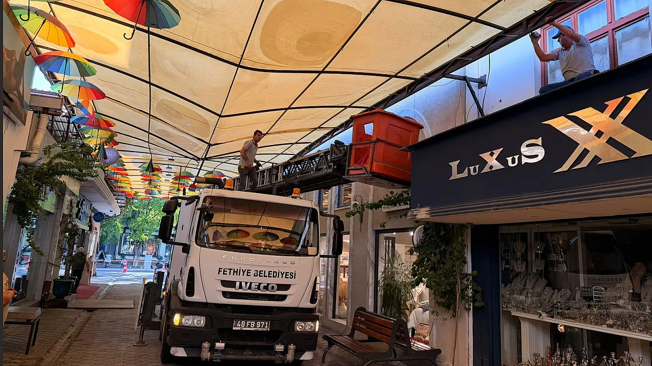 Fethiye'de yağmurun ardından Şemsiyeli Sokak'ta onarım çalışması