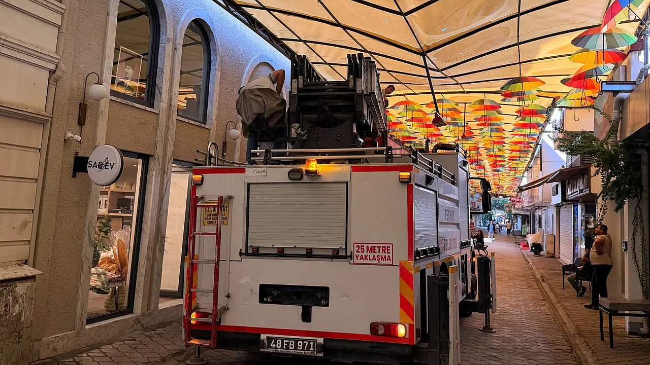 Fethiye'de yağmurun ardından Şemsiyeli Sokak'ta onarım çalışması