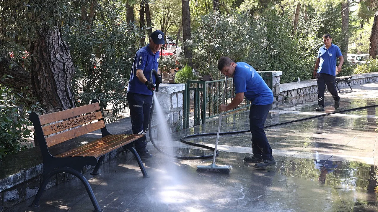 Muğla Büyükşehir'den Sağlıklı ve Temiz Çevre İçin Yoğun Mesai