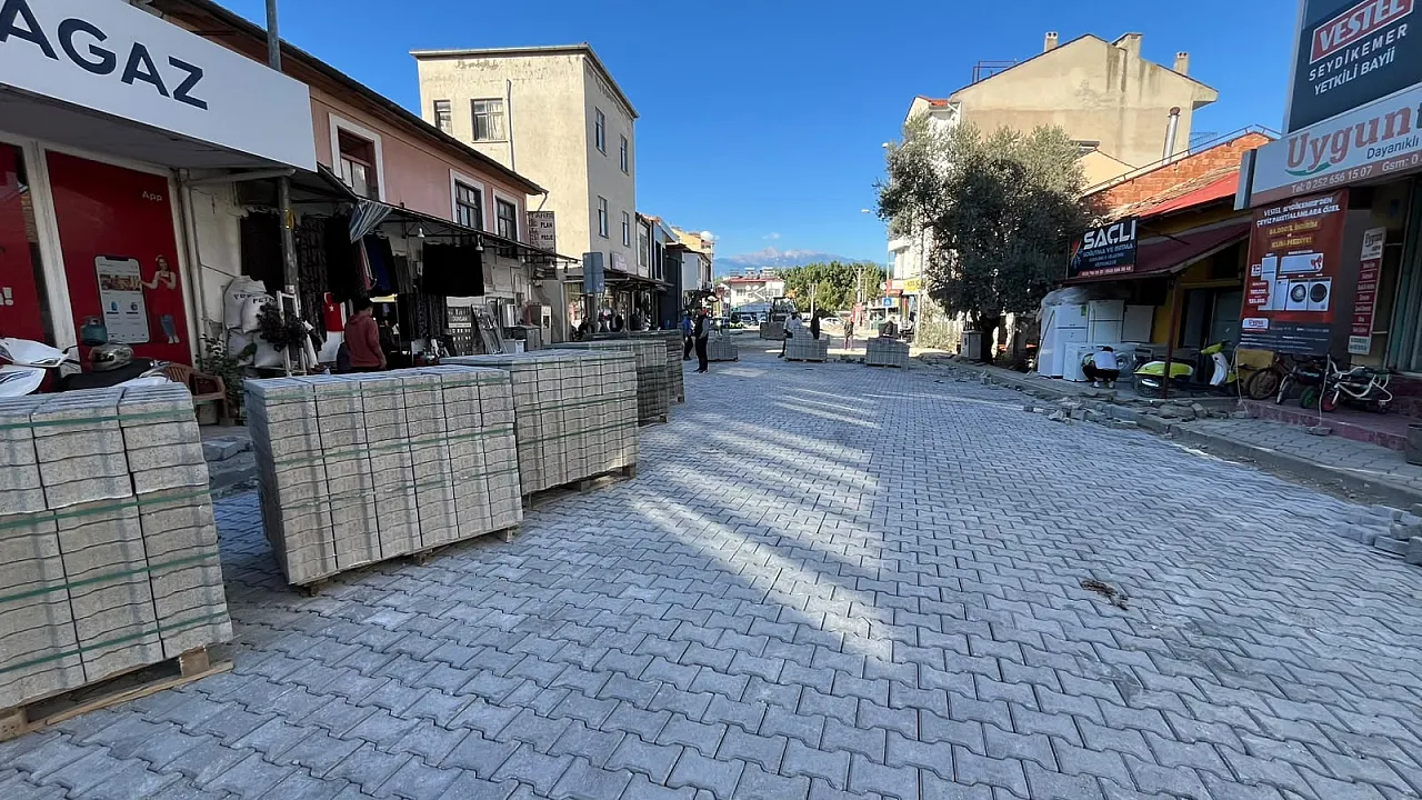 Seydikemer'de üstyapı çalışmaları aralıksız sürüyor