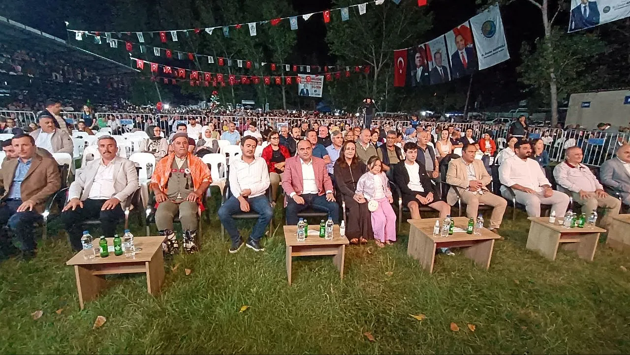 Seydikemer'de Şenlik Coşkusu Başladı: Fahriye Kuru Sahne Aldı, Sıra Cengiz Kurtoğlu'nda