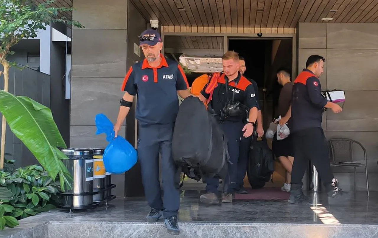 Otel odasında ölü bulundu, yanındaki maddeler ekipleri alarma geçirdi