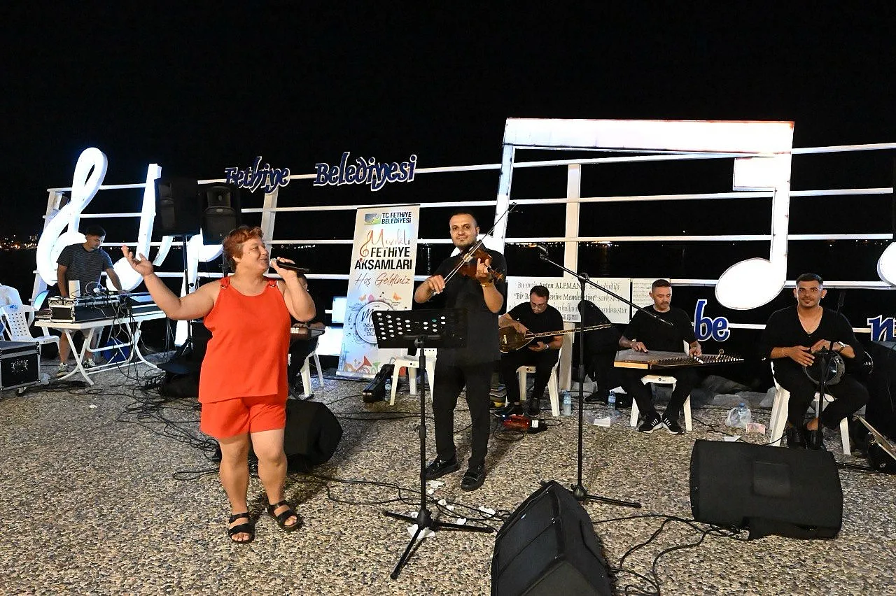 Fethiye'de Müzikli Akşamlar Sahil Bandını Şenlendirdi