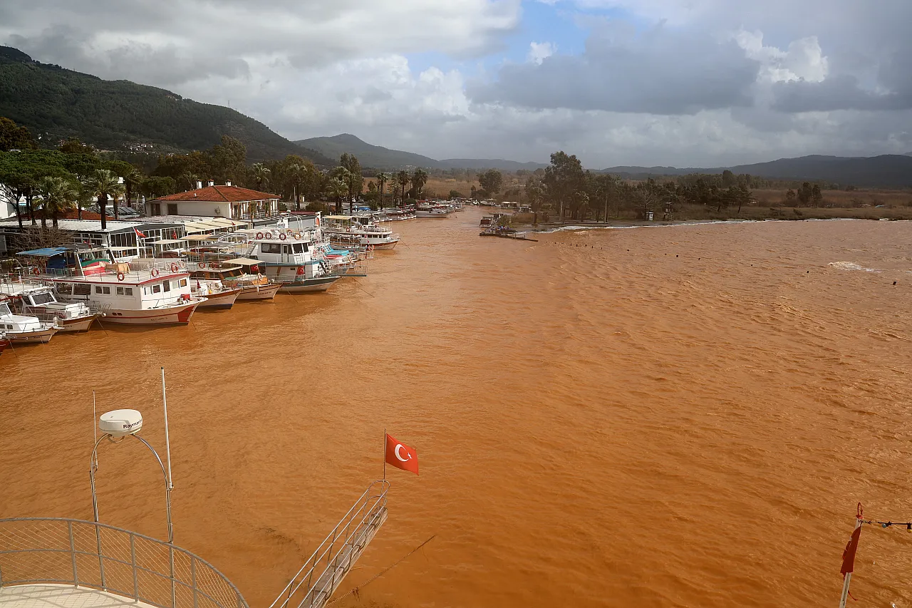 Akyaka'da denizin rengi kahverengiye döndü