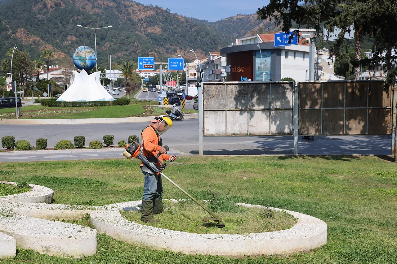 Marmaris'te bayram öncesi camilerde titiz temizlik