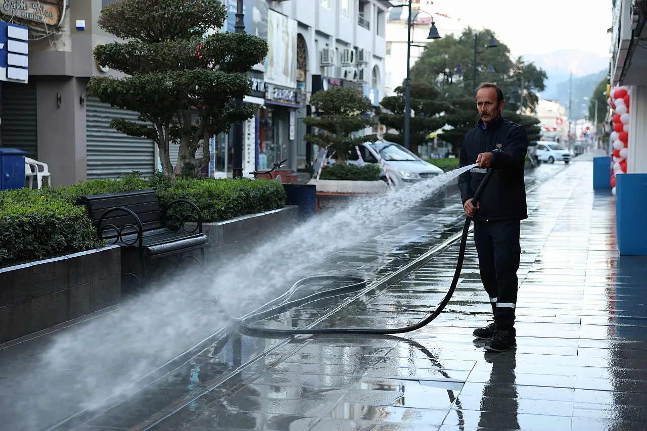 Marmaris'te bayram öncesi camilerde titiz temizlik