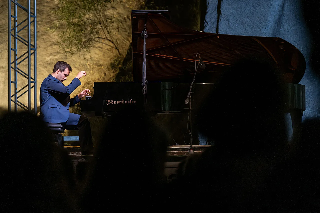 23. Uluslararası Gümüşlük Müzik Festivali'nde Portekizli piyanist Vasco Dantas konser verdi