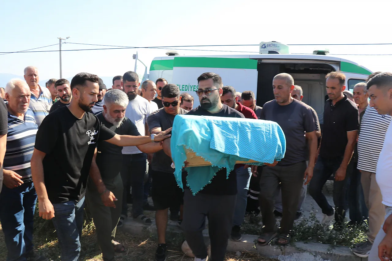 Doğumda annesiyle birlikte ölen Güney'in kundağı mezar taşına sarıldı