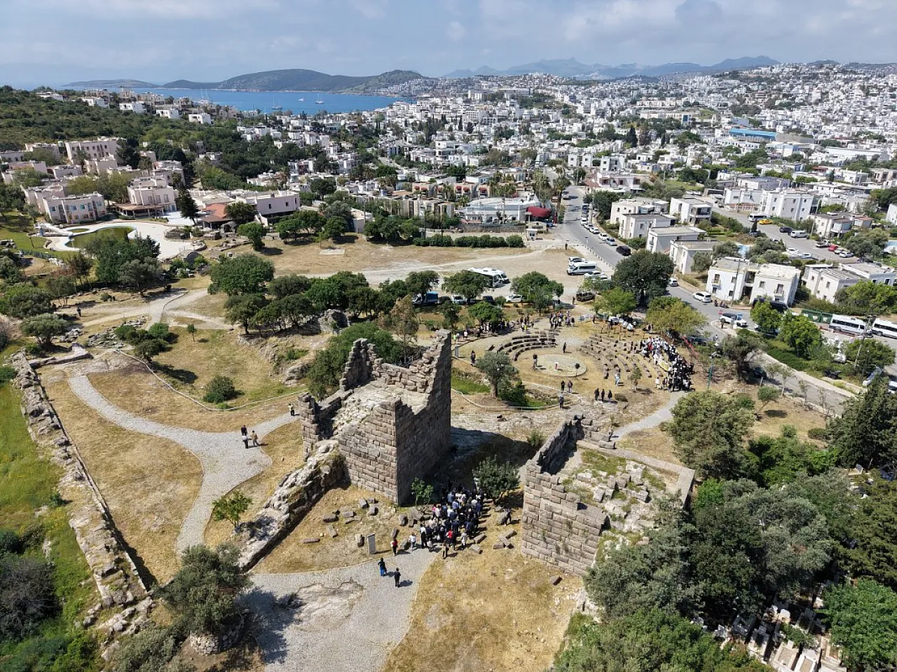 Bodrum'da 'Turizm Haftası' kapsamında Antik Halikarnassos Surları'nda yürüyüş yapıldı