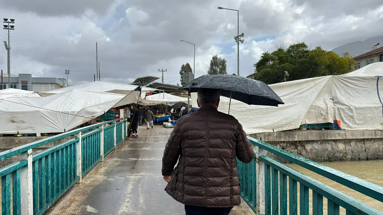 Fethiye'de Meteoroloji uyarısının ardından sağanak yağış etkili oluyor