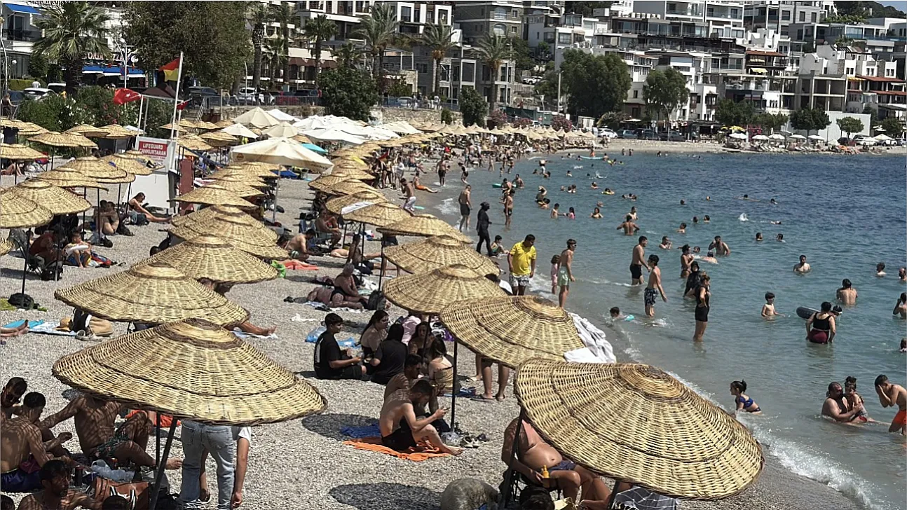 Muğla'da sıcak hava nedeniyle sahillerde yoğunluk yaşanıyor