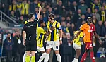 Derbilerde kartlar havada uçuşuyor