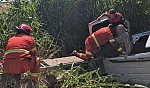 Fethiye'de otomobil dereye uçtu, Araçta mahsur kalan 2 kişi kurtarıldı