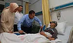 Vali Akbıyık, Fethiye'de yangından etkilenen huzurevi sakinlerini hastanede ziyaret etti