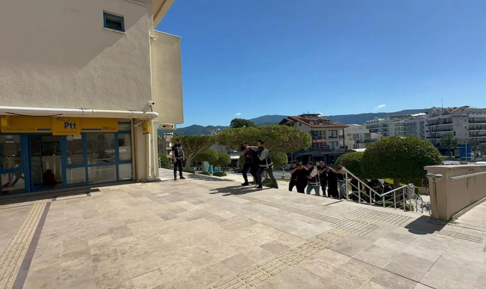 Marmaris'te gözlükçü kurşunlamasının şüphelileri adliyeye sevk edildi