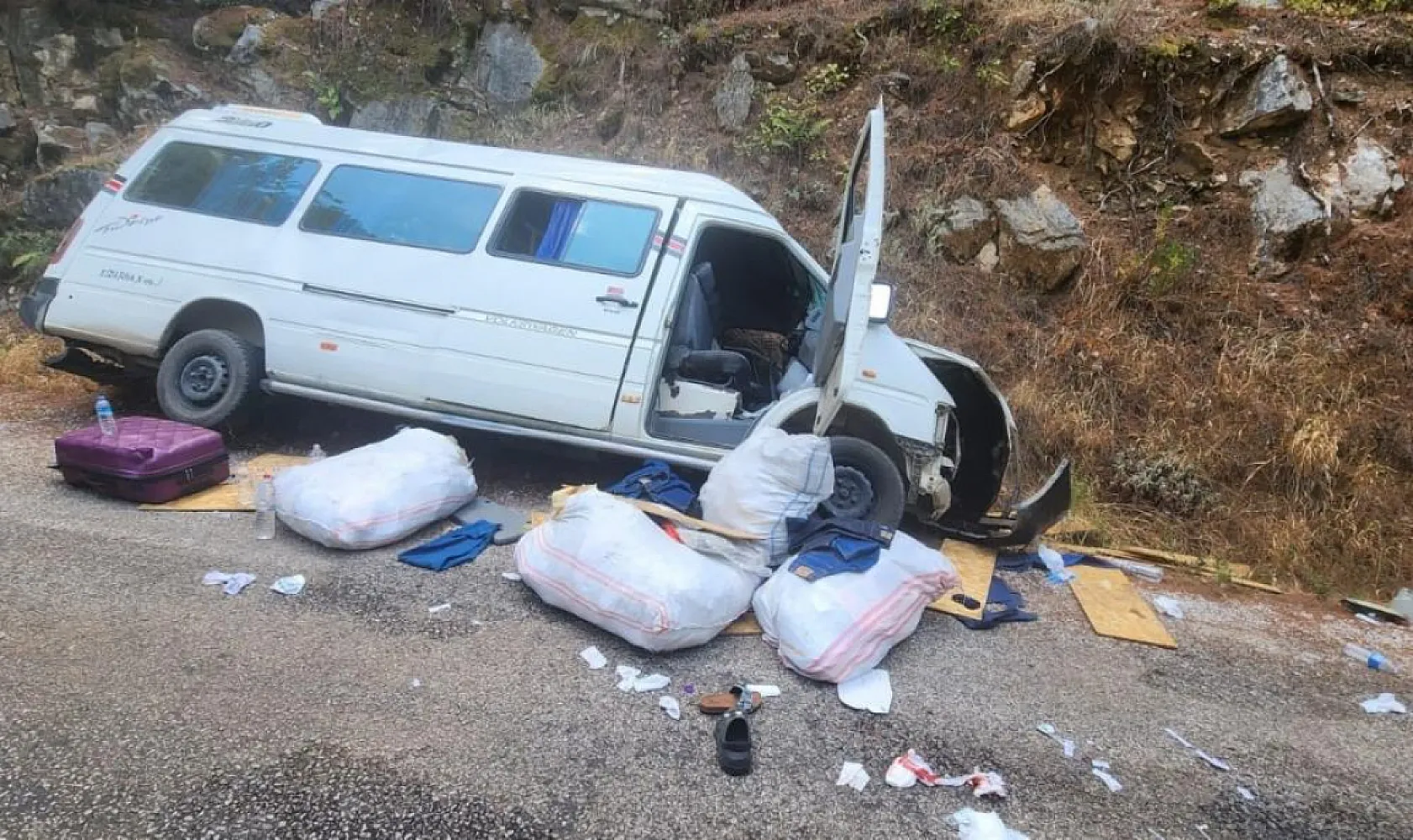 Freni boşalan minibüs kayaya çarpıp devrildi: 3'ü çocuk 6 yaralı