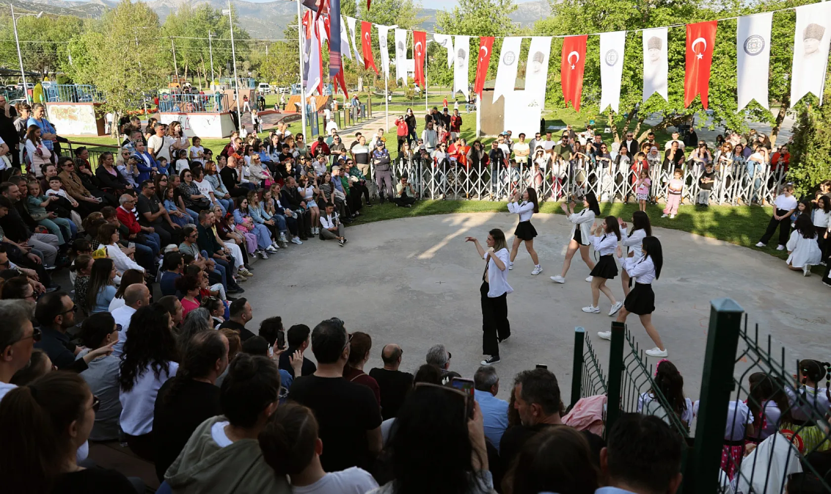 Dansın tüm renkleri Menteşe'de buluştu