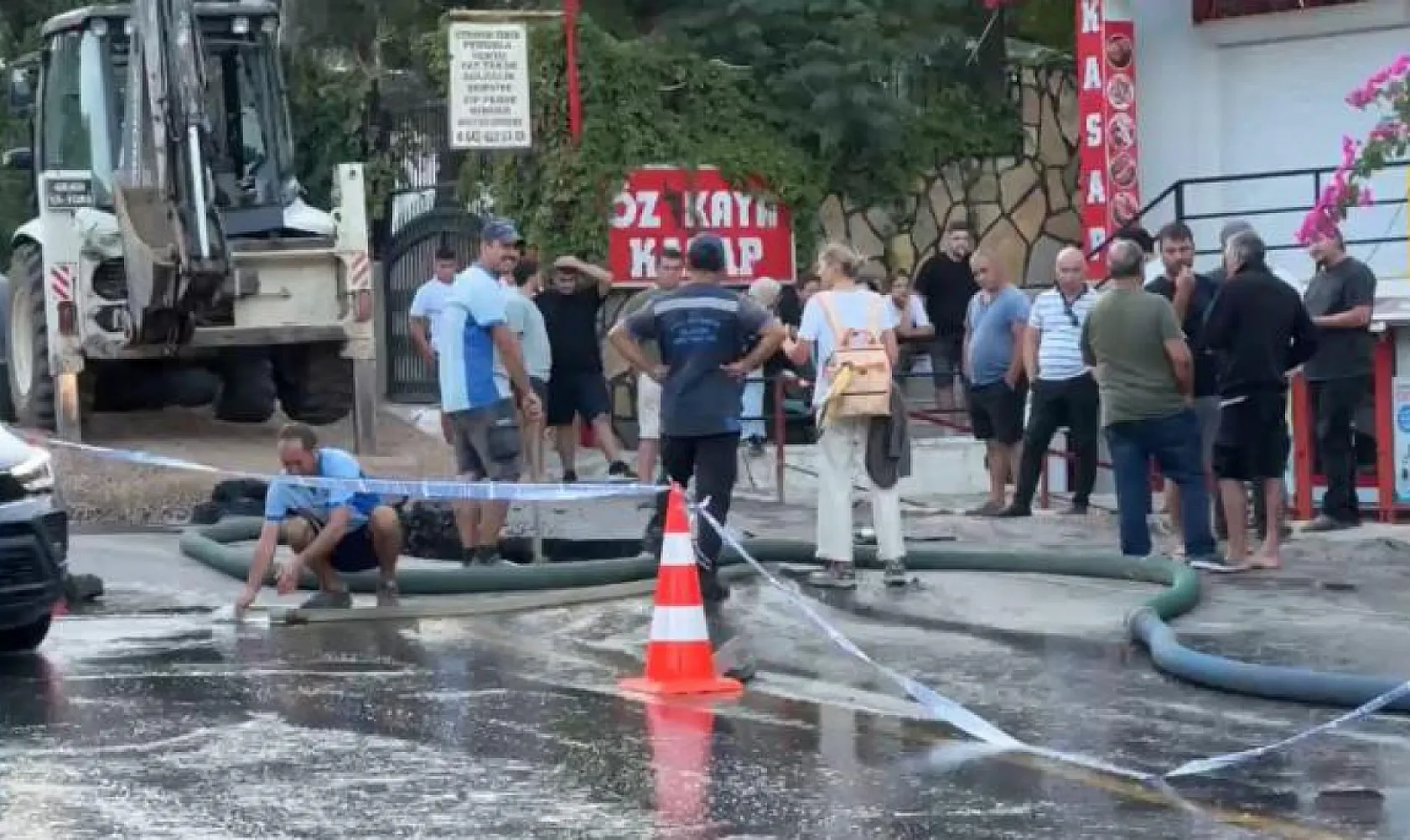 Bodrum'da patlayan isale hattı marketi göle çevirdi, mahsur kalanları vatandaşlar kurtardı