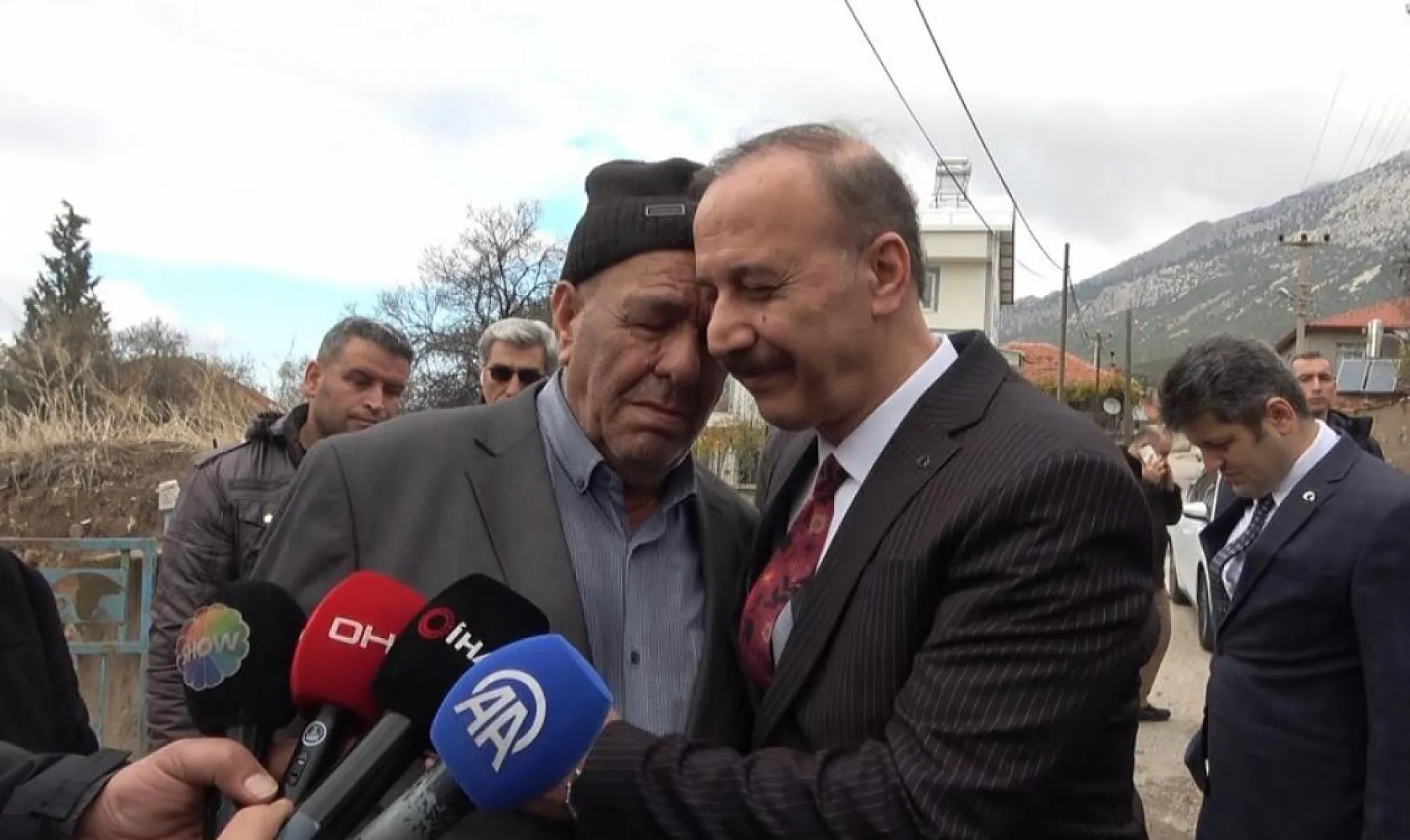 Kayıp baş arama çalışmalarında acılı baba, Vali Erin'e sarılarak gözyaşlarına boğuldu
