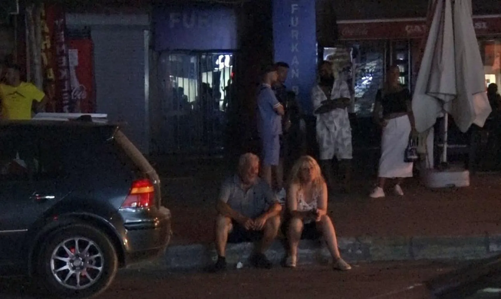 Eşinin mağazasına girip gelinliklerin üzerlerine kolonya döktü, tüpe çakmağı dayayınca tazyikli suyu yedi