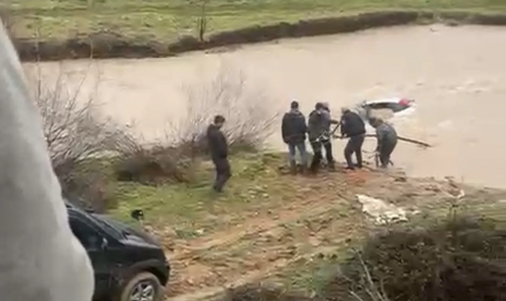 Sürücü kıyıya çıktı, otomobil suda kaldı: Vatandaşlar halatla müdahale etti