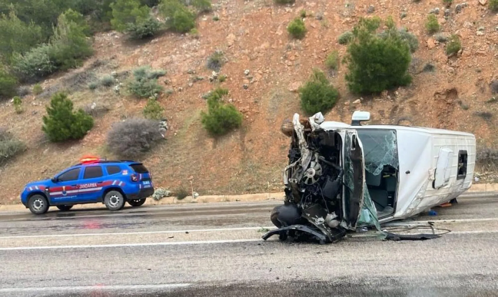 Servis minibüsü devrildi: 10 yaralı