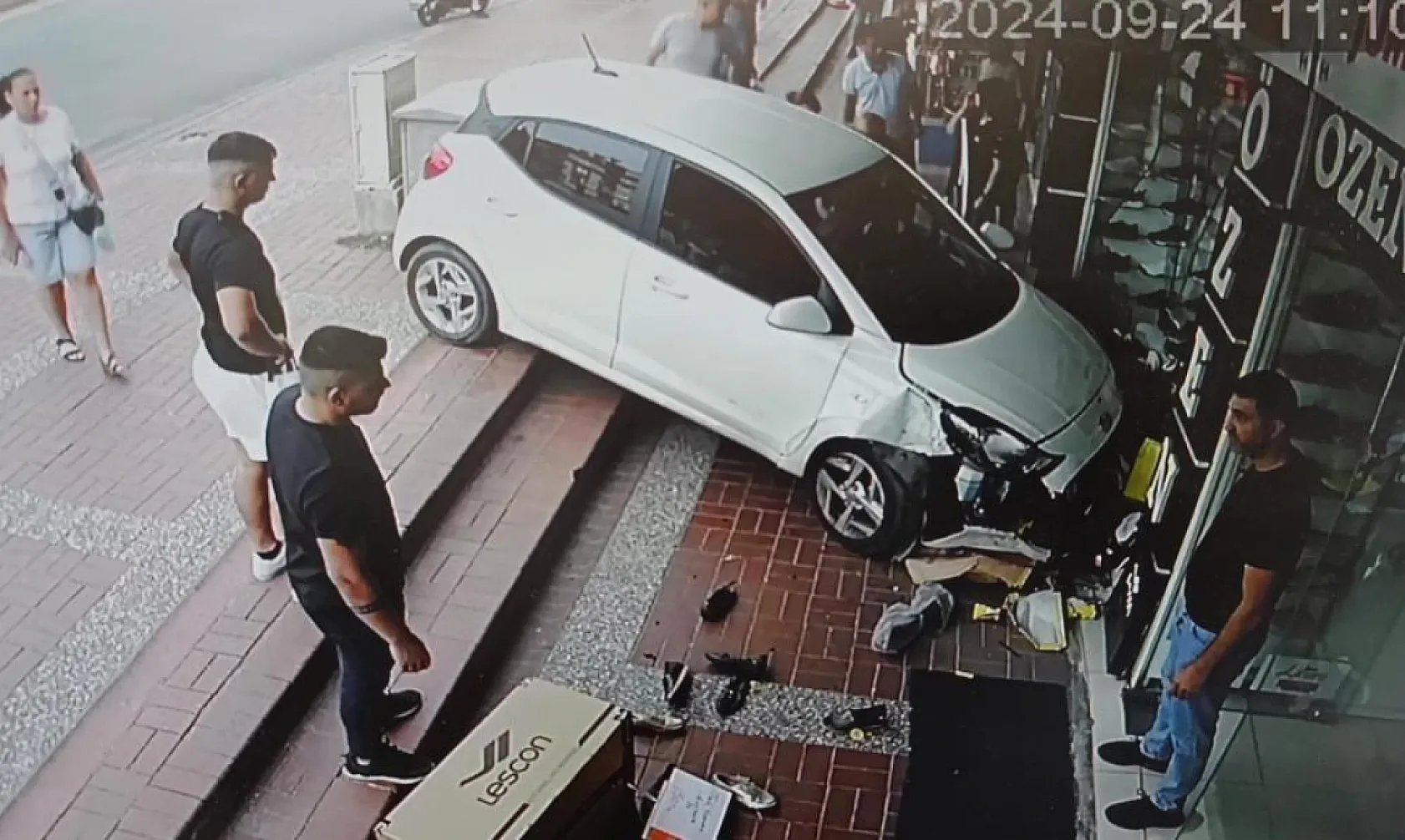 Kaldırımı aşan otomobil, ayakkabı mağazasına daldı