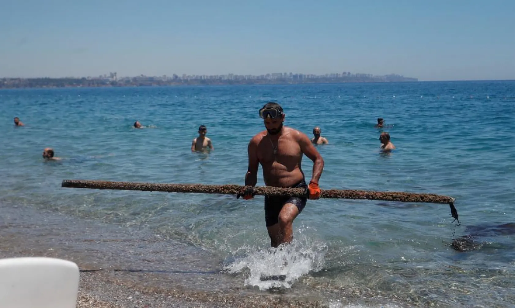 Metal çıkarmak için denize daldı, batmış tekneyi bulup kıyıya çıkardı