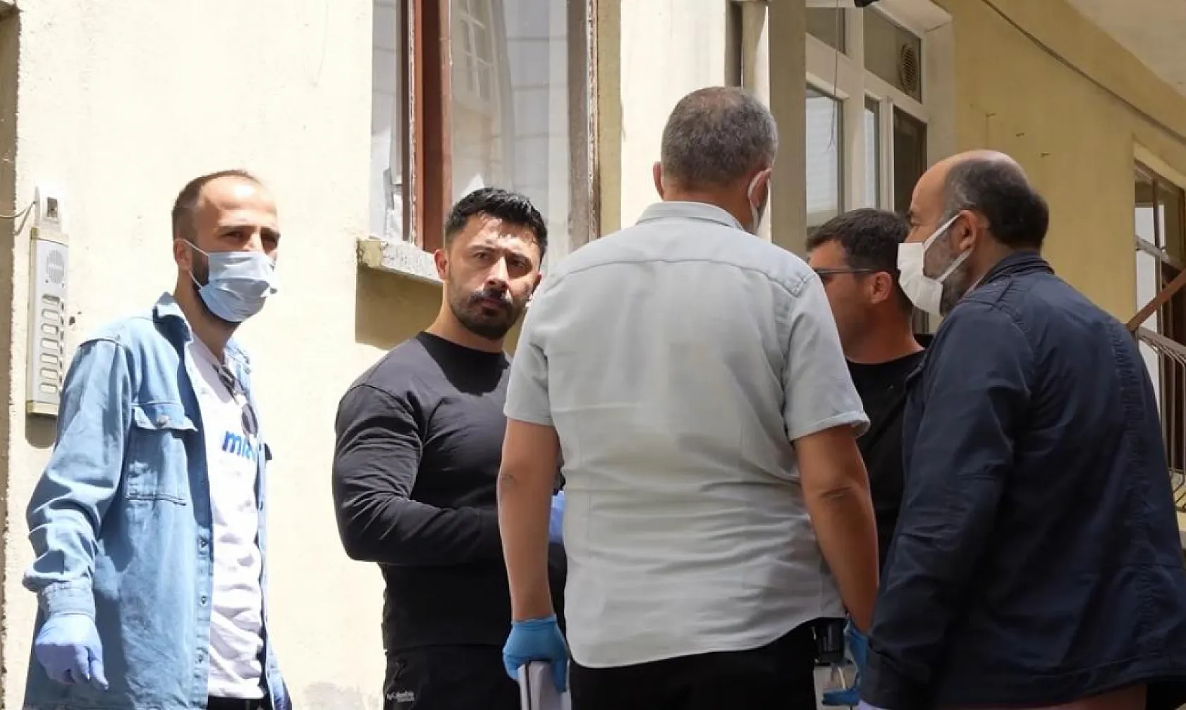 Çilingirle girdiği evde korkunç manzarayla karşılaştı: Derin dondurucularda bulunan poşetlerden erkek cesedi çıktı