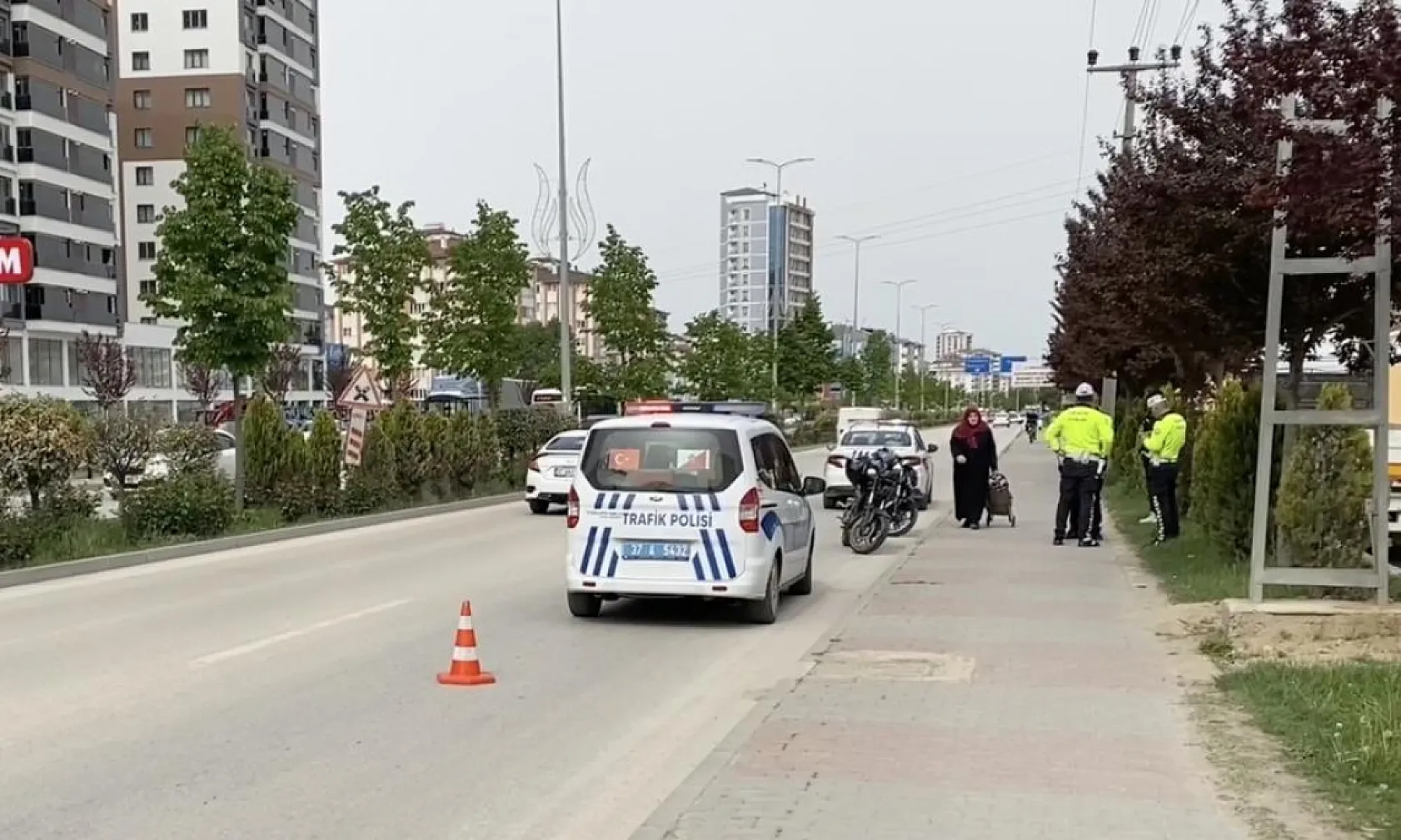 Yolun karşısına geçmek isteyen anne ve oğluna çarptı: 3 yaralı