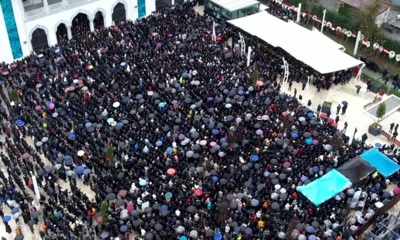 Binlerce seveni Ferdi Tayfur'u son yolculuğuna uğurladı