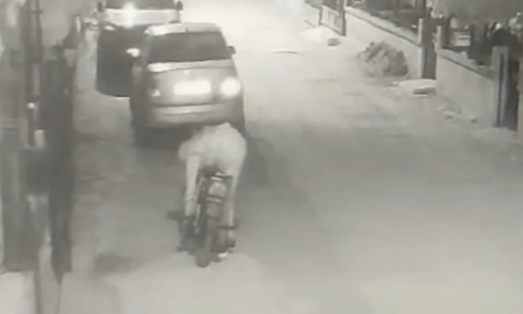 Çaldığı bisikleti beğenmeyince bırakıp motosikleti götürdü