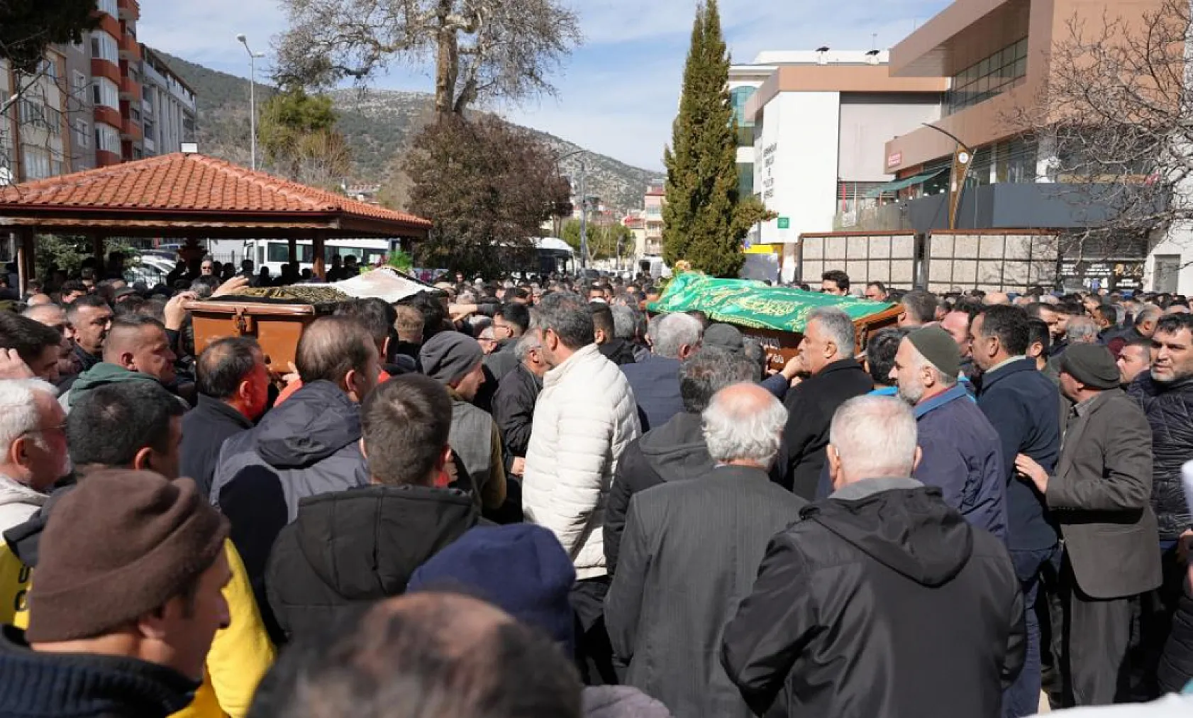 Muğla istikametinde korkunç kaza: Pazarcı baba ve oğlu son yolculuğuna uğurlandı